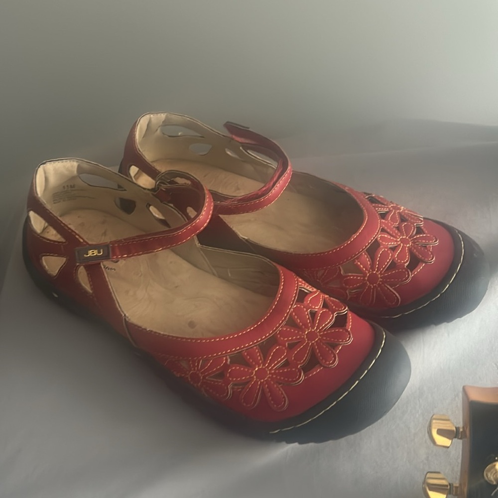 JAMBU SZ 10 red leather floral cut out EXC shape